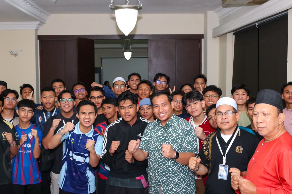 Malam ini berkongsi sedikit semangat dan pengalaman bersama adik-adik calon SPM dalam Program STARS SPM di Parlimen Sri Gading. 

Satu inisiatif yang baik untuk persiapan adik-adik menjelang SPM bagi membantu mereka mencapai keputusan cemerlang. All the best!