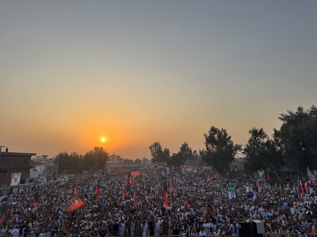 javerias's tweet photo. عوام کی طاقت 🙌 https://t.co/5sduLeEDO5
