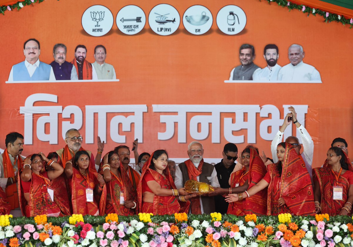 छठ पूजा से ठीक पहले बेगूसराय में माताओं-बहनों को सूप सौंपकर उन्हें महापर्व की शुभकामनाएं दीं।