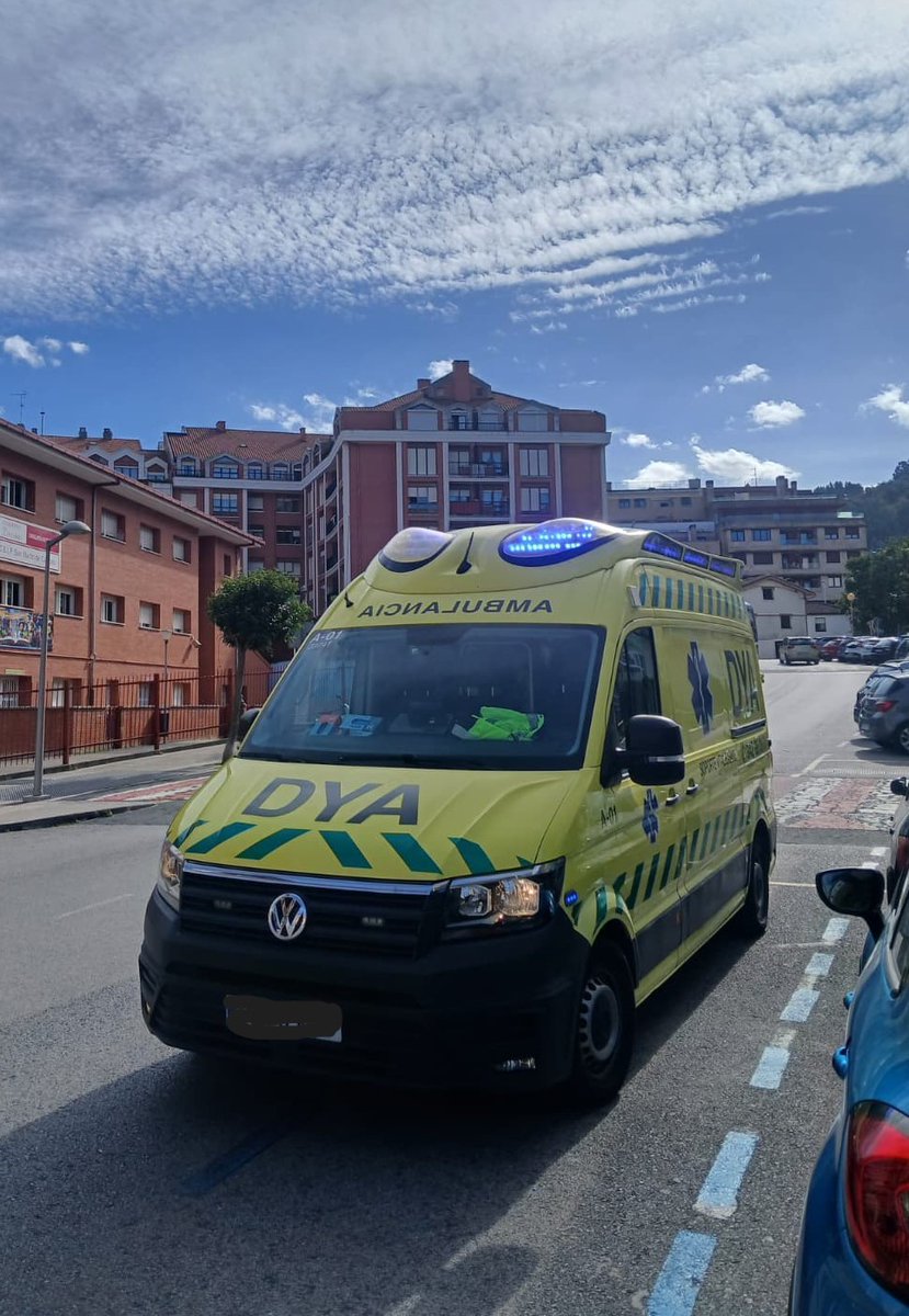 14:01 Urgencia domiciliaria #Castrourdiales Solicitan ambulancia SVB #DYA por persona que sufre caída a distinto nivel. Tras valoración, curas e inmovilización, traslado al Hospital de Laredo por TCE, heridas y contusión lumbar.