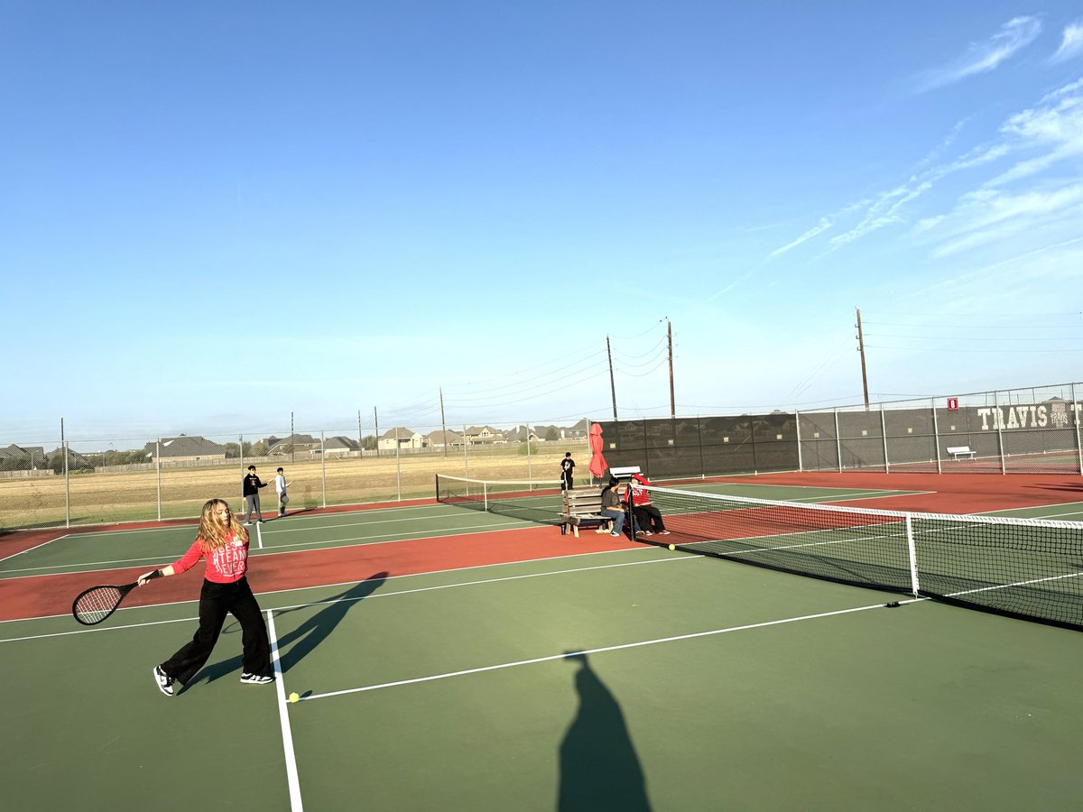 Lead_w_Russell's tweet image. What a fun way to learn about the engineering design process! Sts in Mr. W’s class created and designed tennis rackets and tested it out on the courts. I even got to get in on the action #ThatForm #DevelopingLeaders #DevelopingThinkers