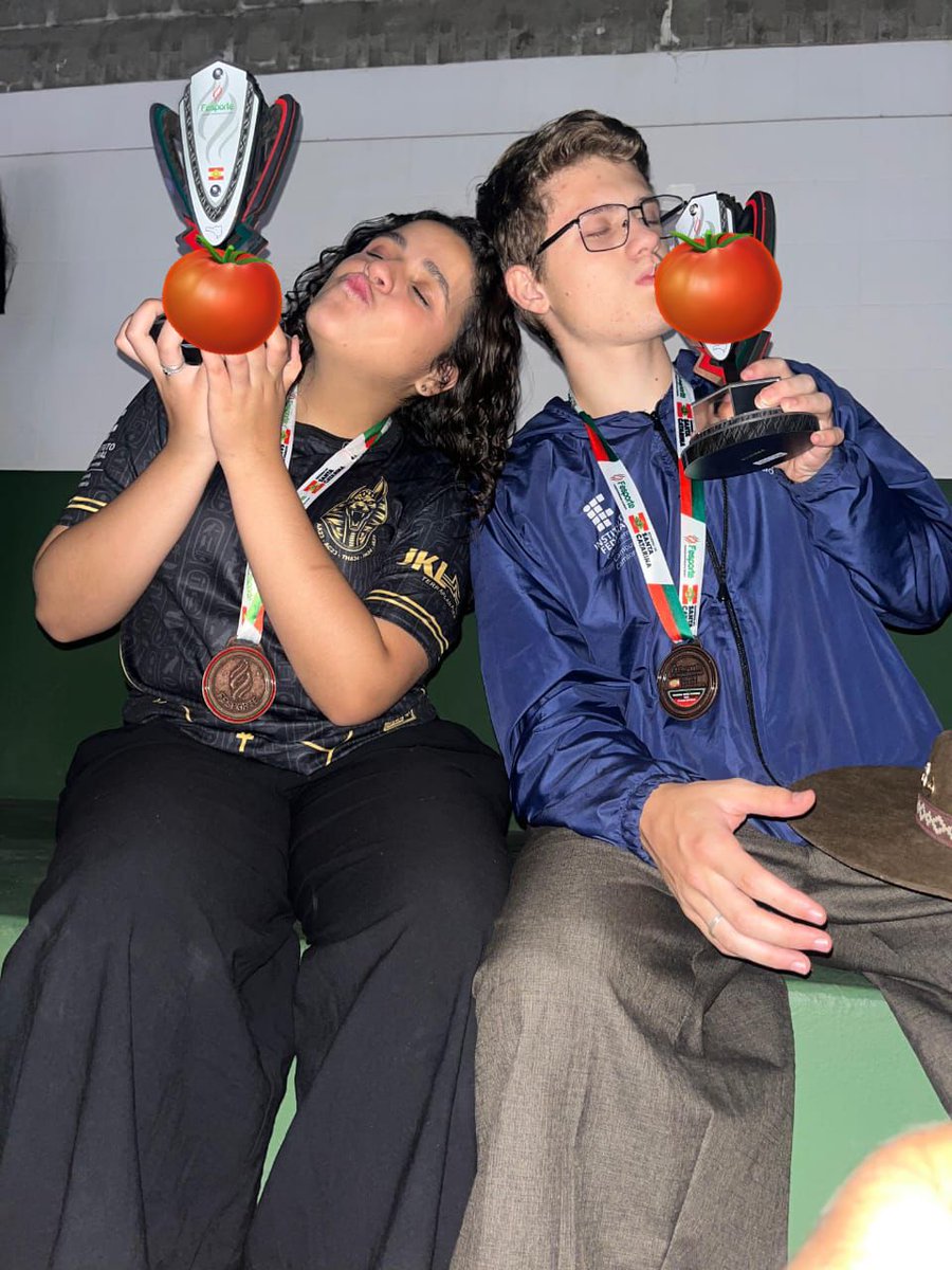 fontes_anny_'s tweet photo. eu comendo tomate em Lauro Muller: https://t.co/nNksaUR3IJ