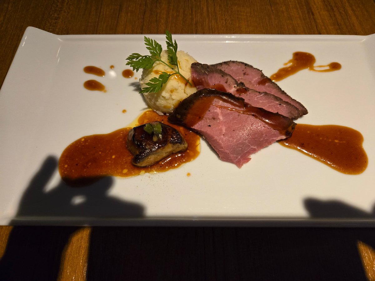 🌟くずし懐石
今日は和食のお店でランチしてきました🍱
メインはローストビーフとフォアグラ🥩🦆私は魚🐡が大好きで、外食で久々お肉を頂きました。
店内は間接照明が映えて雰囲気が良く、カップルシートも有り。

たまにはお店を新規開拓するのも楽しいですね✨