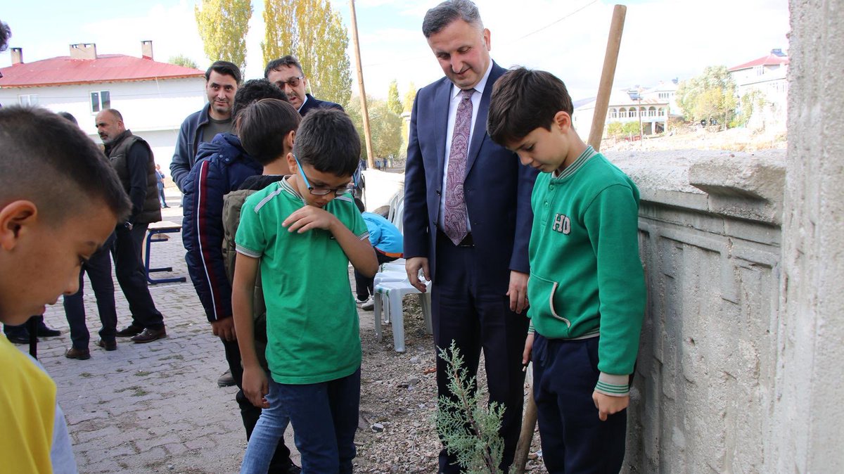 💫 Kilometrelerce Uzaklardaki Minik Yürekler Bir Araya Geldi

İl Millî Eğitim Müdürlüğümüzün yürüttüğü “Oynaya Oynaya Gelin Çocuklar – Selam Size” projesi kapsamında, Melikgazi Hayriye Dabanoğlu İlkokulu öğrencileri, kilometrelerce uzaktaki Sarız Damızlık Şehit Piyade Onbaşı