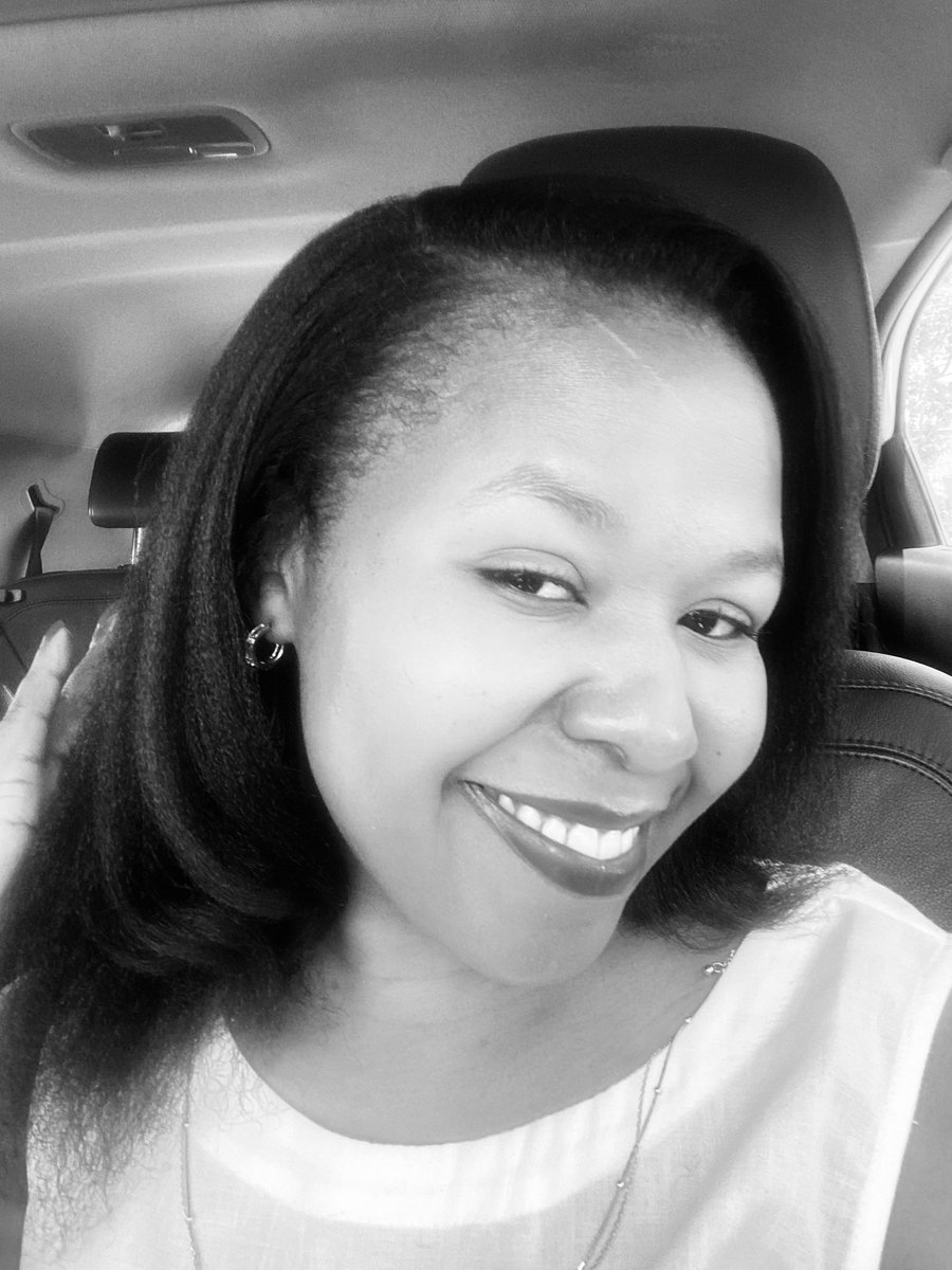 Lmao even with all that relaxer my hair just refuses to be relaxed properly man 😂😂. Ok’salayo ngimuhle 🙂‍↔️🤍🖤