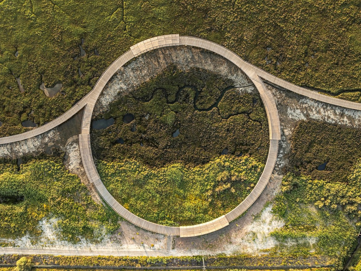 ArchDaily's tweet image. Rivers shape more than landscapes—they shape cultures, economies, and architecture. Designing by the water demands adaptability, embracing movement and change rather than resisting it.
What can river-based architecture teach us about designing with, rather than against, nature’s…