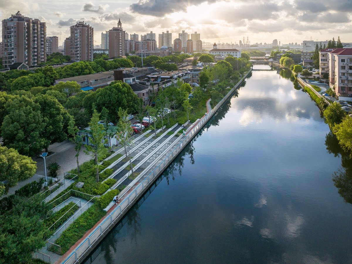 ArchDaily's tweet image. Rivers shape more than landscapes—they shape cultures, economies, and architecture. Designing by the water demands adaptability, embracing movement and change rather than resisting it.
What can river-based architecture teach us about designing with, rather than against, nature’s…