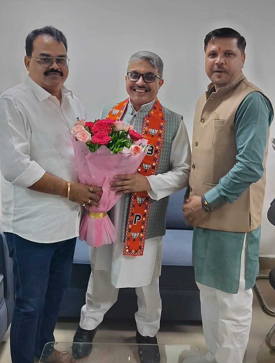 BjpRavindrayati's tweet image. भारतीय जनता पार्टी मध्य प्रदेश के प्रदेश मंत्री बनाए जाने पर श्री @rajneesh4n जी से भेंट कर उन्हें हार्दिक बधाई एवं शुभकामनाएं प्रेषित कीं।
आपका संगठनात्मक अनुभव एवं नेतृत्व पार्टी को और सशक्त बनाएगा, ऐसी पूर्ण आशा है।

#BJP #MadhyaPradesh #RajneeshAgrawal  #TeamBJP