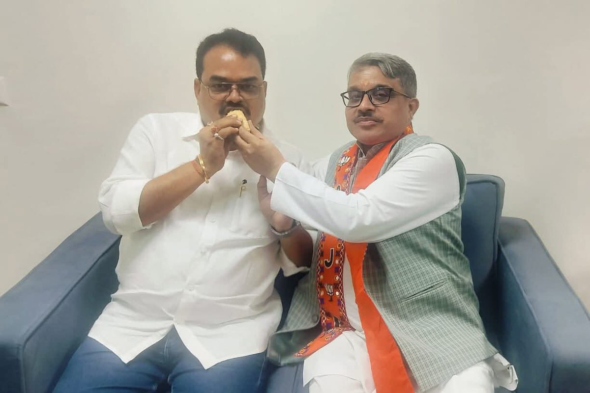 BjpRavindrayati's tweet image. भारतीय जनता पार्टी मध्य प्रदेश के प्रदेश मंत्री बनाए जाने पर श्री @rajneesh4n जी से भेंट कर उन्हें हार्दिक बधाई एवं शुभकामनाएं प्रेषित कीं।
आपका संगठनात्मक अनुभव एवं नेतृत्व पार्टी को और सशक्त बनाएगा, ऐसी पूर्ण आशा है।

#BJP #MadhyaPradesh #RajneeshAgrawal  #TeamBJP