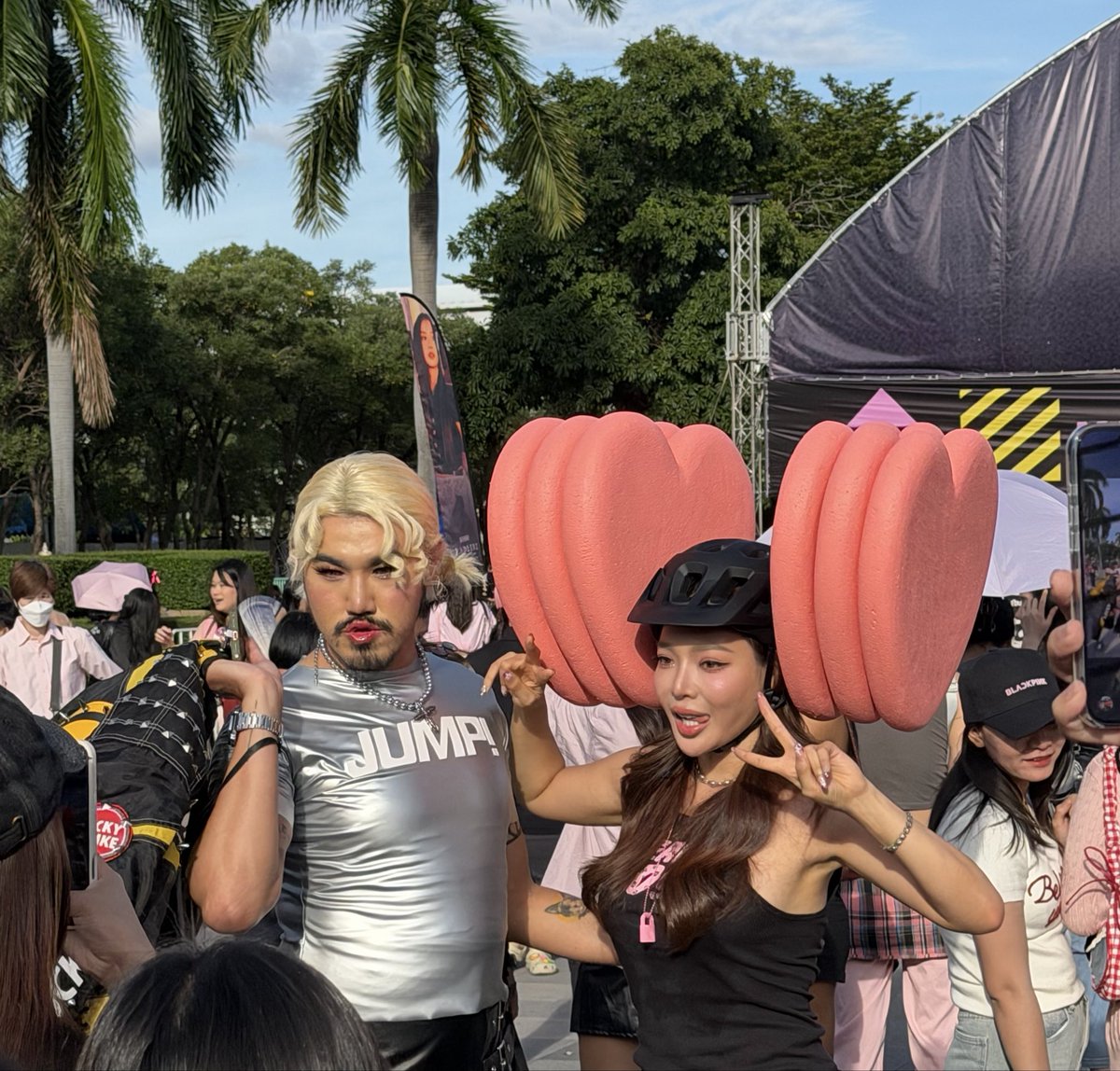 BBU_BLACKPINK's tweet image. Human lightstick 🤣
BLACKPINK DEADLINE BANGKOK
#DEADLINE_IN_BANGKOK