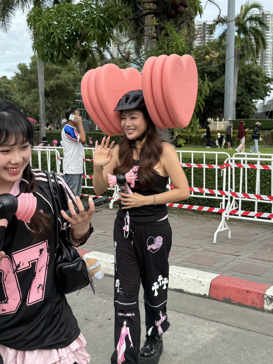 BBU_BLACKPINK's tweet image. Human lightstick 🤣
BLACKPINK DEADLINE BANGKOK
#DEADLINE_IN_BANGKOK