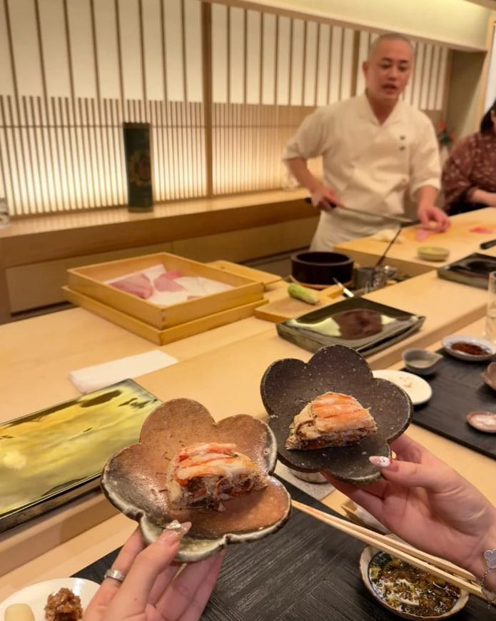 银座の「鮨 守」では、一人 29,700 円でご提供しています。必ず事前予約が必要で、予約なしでは空席がありません。味は本当に美味しいですよ。