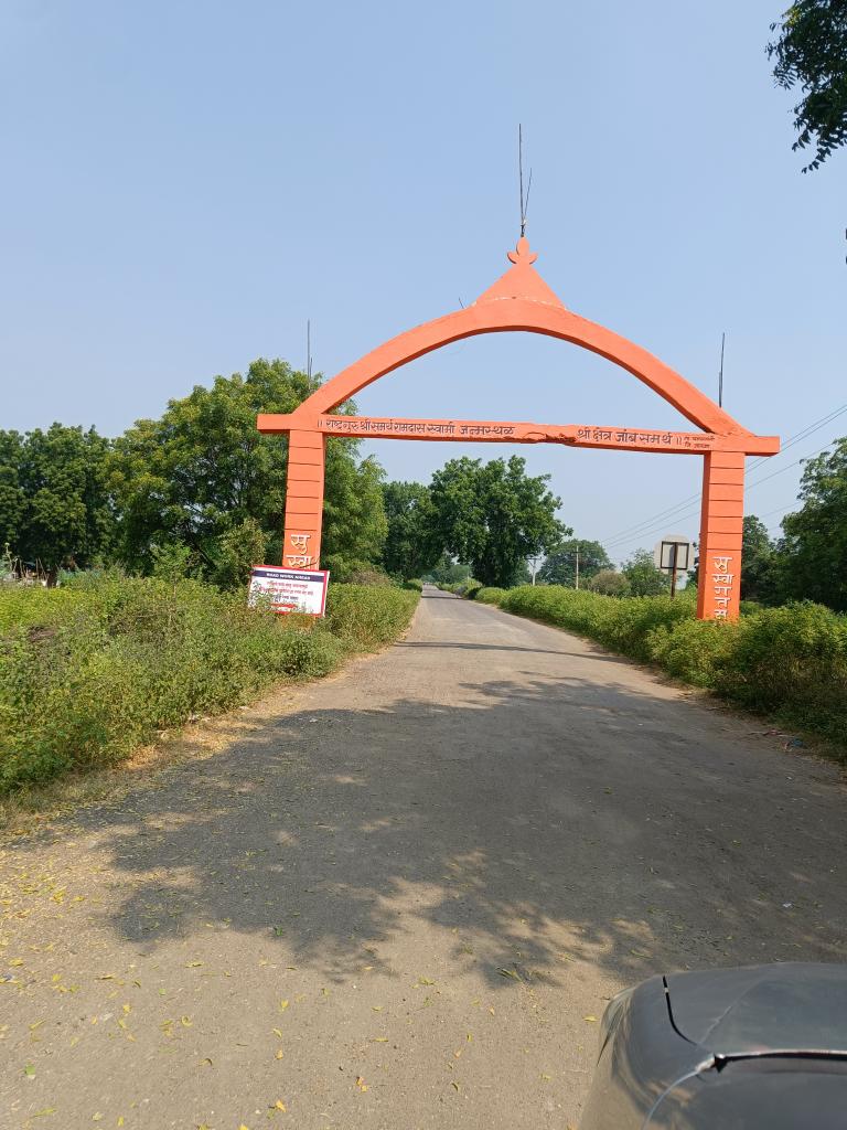 ही ते राष्ट्रगुरु समर्थ रामदास स्वामी यांच्या जन्म गावी जातानाची कमान 🙏 रावसाहेबांनी कमाल इकडे केली आहे 😂 <a href="/Prasaadhere/">रावसाहेब!</a> जय जय रघुवीर समर्थ 🙏🙏 शिवथरघळ येथील स्थान ज्यांनी शोधले त्याच धुळ्याच्या श्रीकृष्ण देव यांनी समर्थांचे जन्मस्थळ शोधले आणि पुनरुद्धार केला 🙏