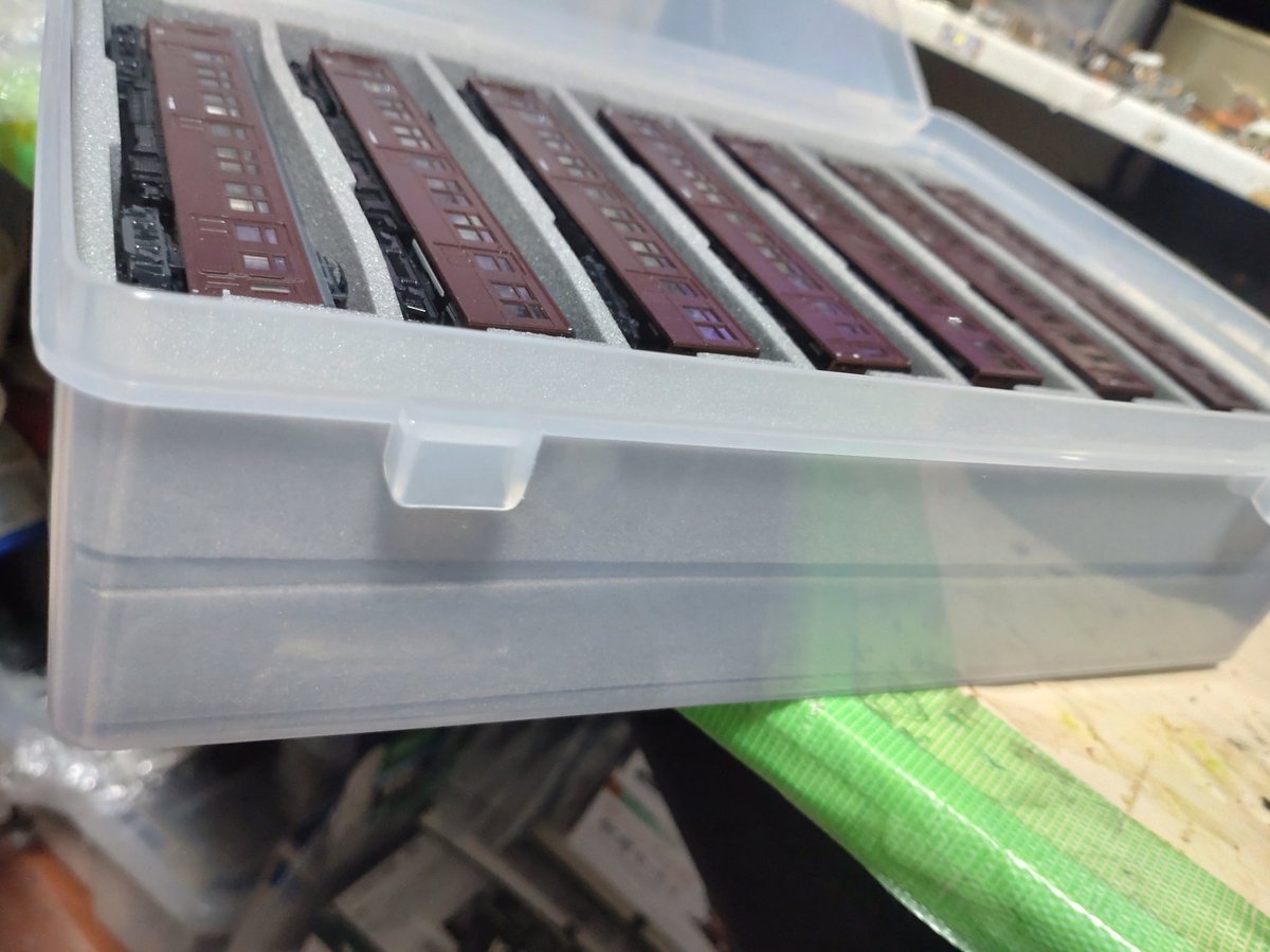 kitaz's tweet image. 帰宅途中に寄ったダイソーでSHIKIRI 0深型なるものを発見。早速、Nshellさんのウレタンインナーをセットしてみた。プチプチシートを入れても1cmくらい空いてしまうが、上手く埋めれば問題ないね。旧型客車最大14両を一箱で持ち運べるようになるな！
#Nshell #SHIKIRI0