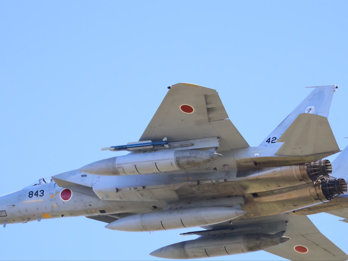 chisa2126's tweet photo. 久々の晴天☀️小松へ(一昨日来た時は曇天で☁️)。
F-35の顎ダイヤがキラッと光って綺麗やったー💎。
306SQ のスペマも飛んでくれたけれどアルプラからの帰途が遅れて車内からの肉眼レフ👀。
観れただけでも不幸中の幸い…。
#小松基地 https://t.co/58ychZPP0l