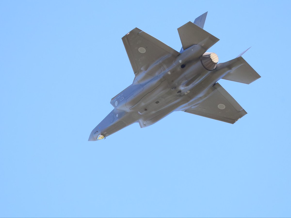 chisa2126's tweet photo. 久々の晴天☀️小松へ(一昨日来た時は曇天で☁️)。
F-35の顎ダイヤがキラッと光って綺麗やったー💎。
306SQ のスペマも飛んでくれたけれどアルプラからの帰途が遅れて車内からの肉眼レフ👀。
観れただけでも不幸中の幸い…。
#小松基地 https://t.co/58ychZPP0l