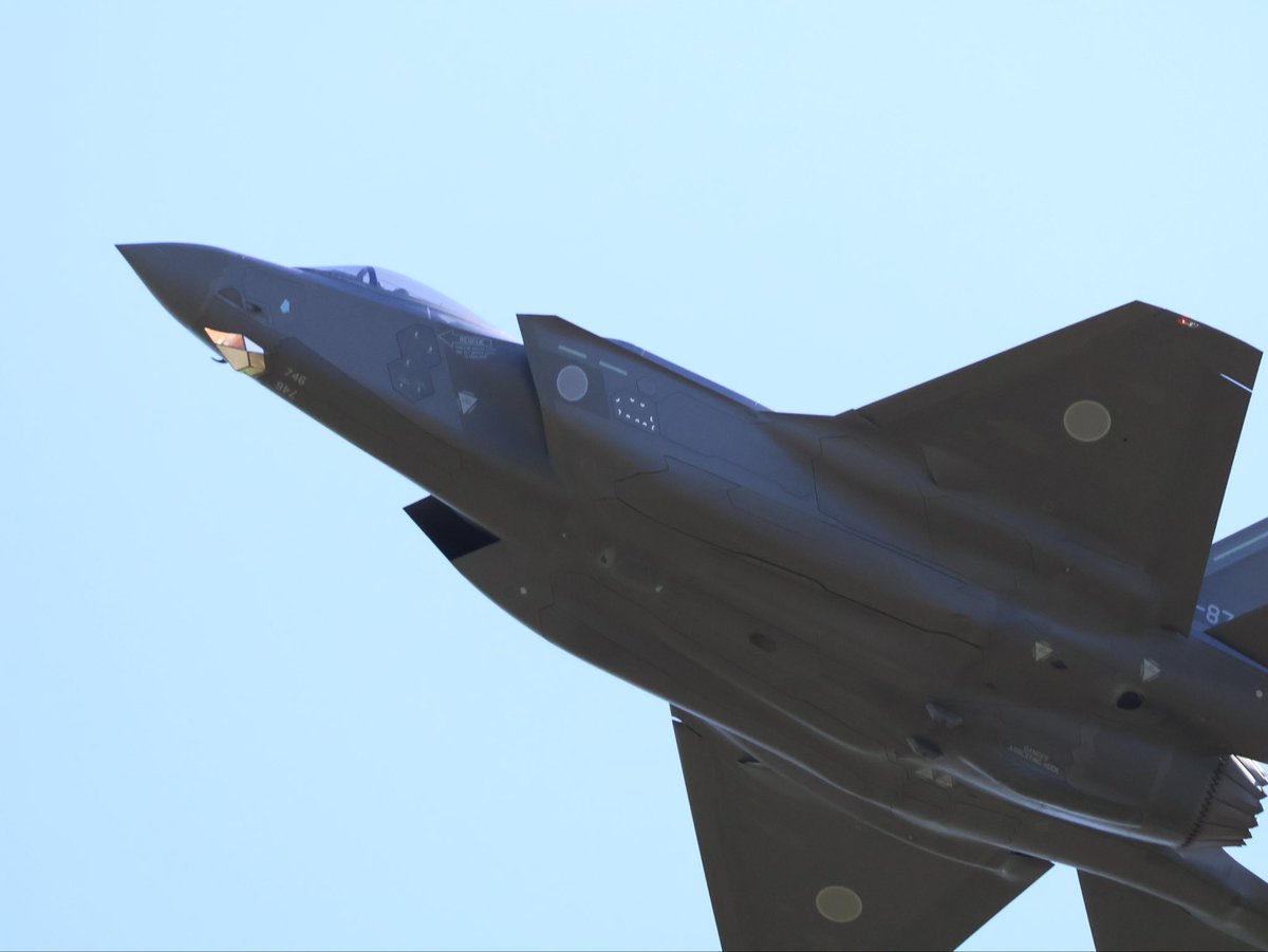 chisa2126's tweet photo. 久々の晴天☀️小松へ(一昨日来た時は曇天で☁️)。
F-35の顎ダイヤがキラッと光って綺麗やったー💎。
306SQ のスペマも飛んでくれたけれどアルプラからの帰途が遅れて車内からの肉眼レフ👀。
観れただけでも不幸中の幸い…。
#小松基地 https://t.co/58ychZPP0l