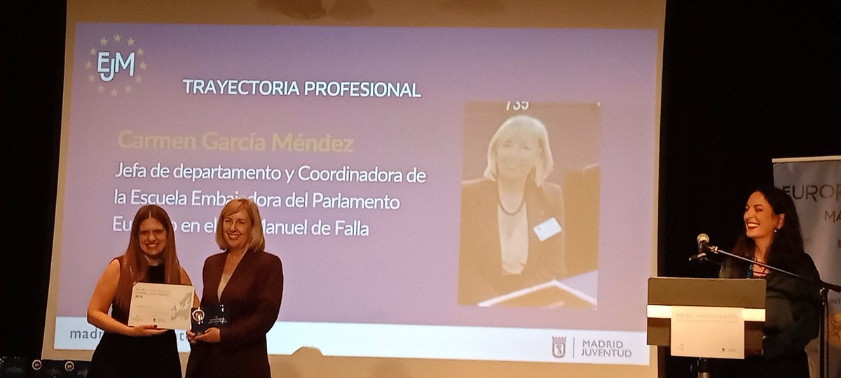 Carmen García Méndez, jefa del Dep. de inglés, recibió ayer el premio a la trayectoria profesional en los Reconocimientos <a href="/EuropaJoven/">Europa Joven Madrid</a>
Un merecido galardón por su labor en proyectos como Escuelas Embajadoras, Jean Monnet: Educationmatters o Senior Ambassadors. ¡Gracias, Carmen!