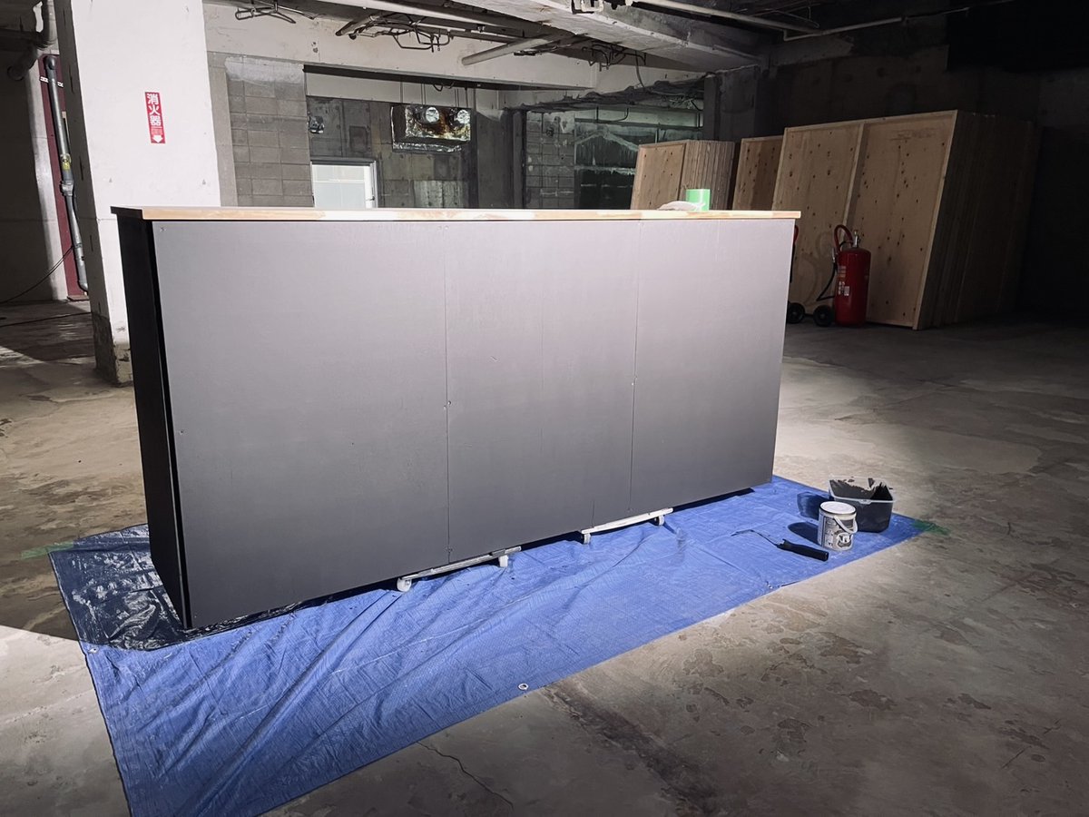 本日、施工会社による電気・水道工事が進み、先日製作したレジカウンターの塗装も完了しました。

受付周りの準備が一段と前進しております。

クラウドファンディングは
ラストゴール（400万円）まで80万円を切りました。
終了まで残り1週間、最後の追い込み中です