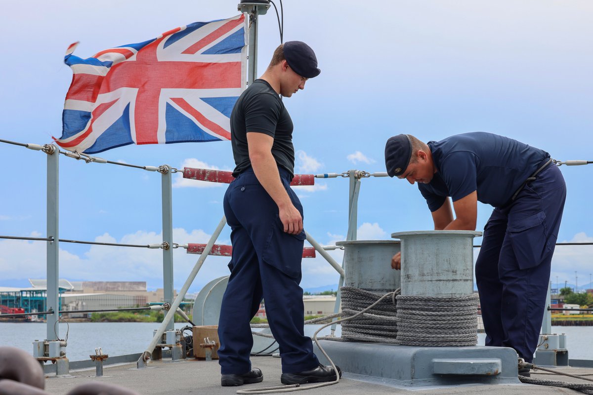 Royal Navy tweet media