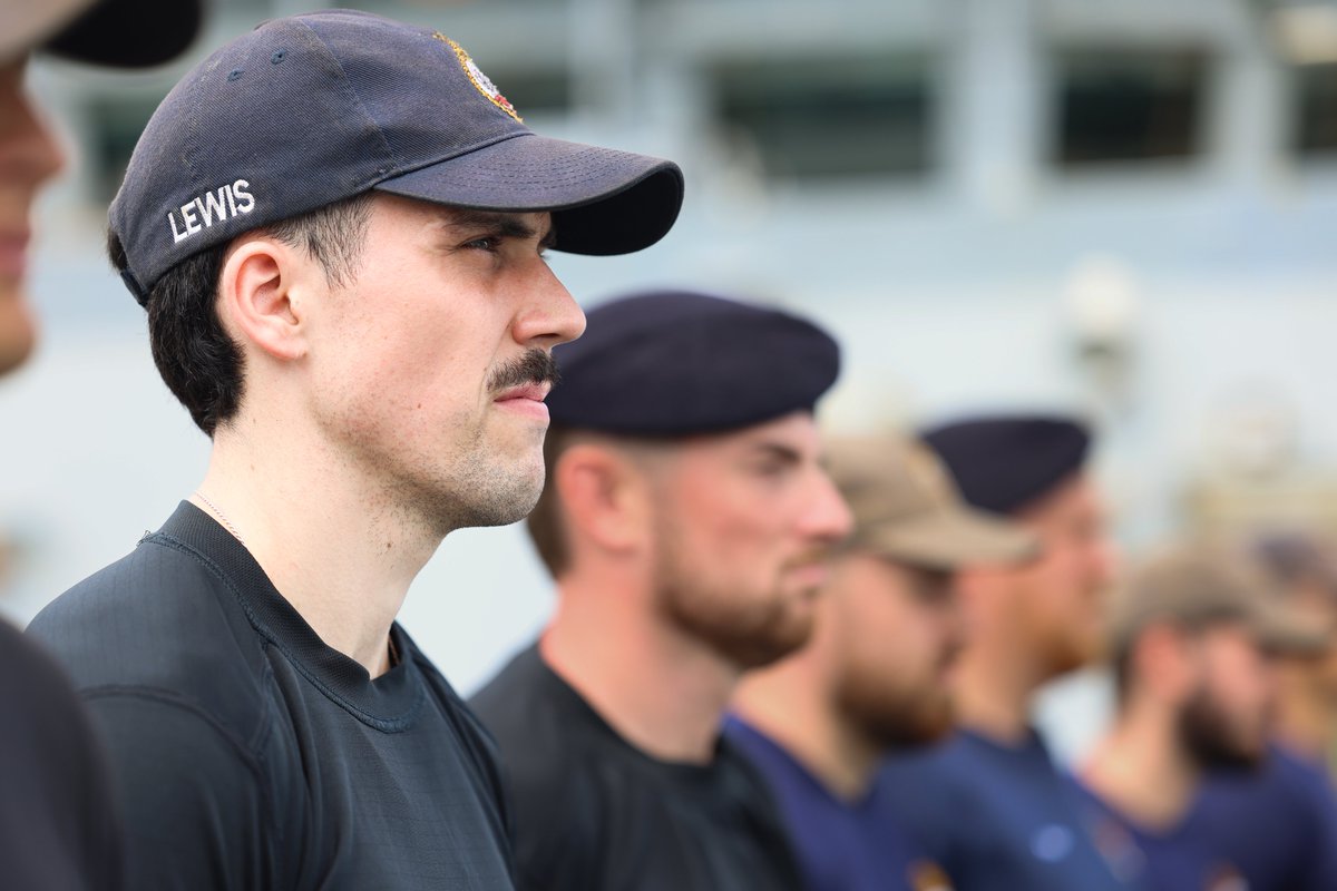 Royal Navy tweet media