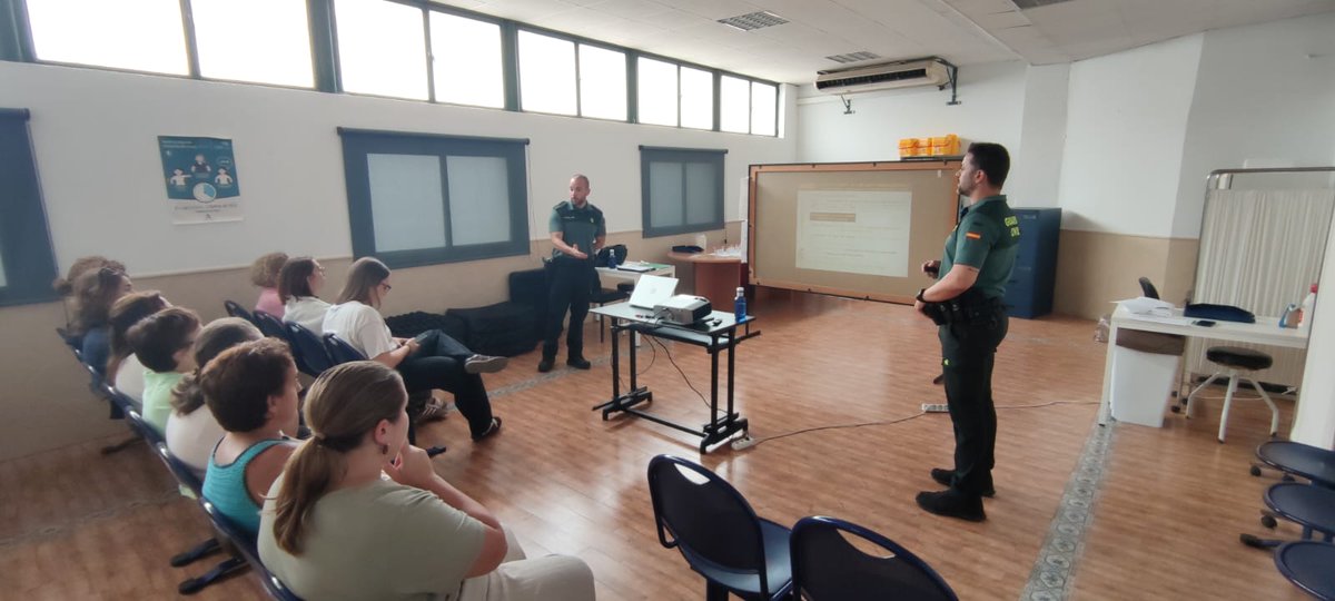 🏥 Profesionales de <a href="/SomosAreaEste/">AGSCampodeGibraltarEste</a> participan en un taller de prevención de agresiones.

➡️La actividad ha sido impartida por la Guardia Civil en el Centro de Salud de Jimena de la Frontera.
<a href="/javierros745/">Javier Ros Rodriguez</a> 
<a href="/evapajaresr/">Eva Pajares</a>