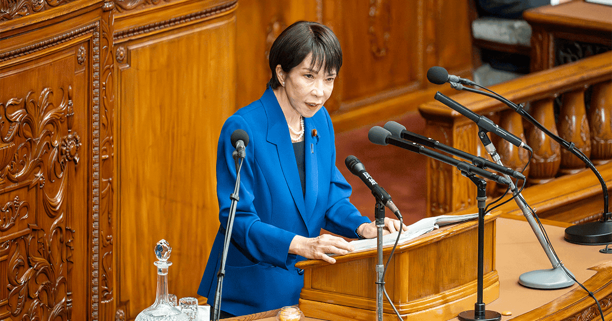 jimin_koho's tweet photo. #自由民主先出し
📌「責任ある積極財政」路線を強調
高市総理が就任後初の所信表明 

高市早苗総理は10月24日、就任後初となる所信表明演説を衆参両院の本会議で行いました。高市総理は「責任ある積極財政」で暮らしや未来への不安を希望に変え、強い経済を作る決意を強調。日本維新の会との新たな連立政権で、「政治の安定」をもたらし、広範な政策合意へ各党と柔軟に、真摯に議論する姿勢を示しました。

「強い経済」をつくる
「経済あっての財政」 戦略的に財政出動

高市総理は所信表明の冒頭で「責任ある積極財政の考え方の下、戦略的に財政出動を行う」と経済財政政策の基本方針を力強く宣言しました。積極財政で所得を増やし、消費マインドを改善し、事業収益が上がり、税率を上げなくても税収を増加させる道筋を示しました。
最優先で取り組むこととして物価高対策を挙げ、「継続的に賃上げできる環境を整えることが政府の役割」としました。

物価高対策を最優先 補正予算提出を明言

高市総理はすでに経済対策の策定を閣僚に指示しており、「必要な補正予算を国会に提出する」と明言。ガソリン税の暫定税率については、今国会での廃止法案を期し、軽油引取税の暫定税率の早期廃止も訴え、国・地方の安定財源を確保すると述べました。
また、医療・介護施設への対応として診療報酬・介護報酬の改定の時期を待たず、経営の改善・従業者の処遇改善につながる補助金を措置するとしました。自治体向けの重点支援地方交付金の拡充し、物価高に影響を受ける生活者や、中小企業・小規模事業者、農林水産業等、地域の実情に合った支援を速やかに届けることも約束しました。

日本列島を、強く豊かに
成長戦略の肝は「危機管理投資」

中長期的な経済戦略として高市総理は、「危機管理投資」を行い、経済安全保障、食料安全保障、健康医療安全保障、国土強靭化等、さまざまなリスクや社会課題に対して、官民が連携して先手を打って行う戦略的な投資の重要性を強調。「日本成長戦略会議」を立ち上げ、課題解決に資する製品・サービス・インフラを提供して、日本の成長につなげる決意を示し、「未来への不安を希望に変え、経済の新たな成長を切り開く」と宣言しました。
高市内閣が示す「危機管理投資」の対象は、先端技術や食料安全保障、エネルギー、国土強靭化対策に加え、「国民のいのちと健康を守ることは重要な安全保障」として、健康医療安全保障という概念を示しました。人口減少・少子高齢化を乗り切るため、社会保障制度における給付と負担の在り方について「国民的な議論が必要」として、超党派で有識者も交えた国民会議を設置し、与野党を超えた議論を呼び掛けました。

「女性の健康総合センター」の成果を全国展開

「攻めの予防医療」を徹底することも高市総理は主張しました。特に、自ら長年、女性の生涯にわたる健康の課題に取り組んできたことを挙げ、女性特有の疾患について、診療拠点の整備や研究、人材育成に取り組む「女性の健康総合センター」の成果を全国展開することを提唱しました。

外交・安全保障
世界の真ん中で咲き誇る日本外交を取り戻す

「自由で開かれた安定的な国際秩序は、パワーバランスの歴史的変化と地政学的競争の変化に伴い、大きく揺らいでいる」――高市総理は中国、北朝鮮、ロシアの軍事的動向等に懸念を示しました。
歴史的な国際情勢の転換点にある中、高市総理は「世界の真ん中で咲き誇る日本外交を取り戻す」と述べ、日本の外交・安全保障政策の基軸である日米同盟をさらに強め、抑止力・対処力を高めることを強調。「自由で開かれたインド太平洋」を外交の柱に、基本的価値を共有する同志国やグローバルサウス諸国との連携強化に取り組むとしました。
北朝鮮による拉致問題は「この内閣の最重要課題」として、全ての拉致被害者の帰国実現へ、「あらゆる手段を尽くす」と決意を示しました。
令和4年末に策定した防衛3文書については「新しい戦い方の顕在化等、安全保障環境の変化もみられる」として、防衛費の対国内総生産（GDP）比2%水準を、今年度中に前倒しで達成し、来年中の3文書改定に向けた検討開始を表明しました。
外国人政策については違法行為やルールから逸脱する一部外国人に対しては「排外主義とは一線を画するが、こうした行為には政府として毅然と対応する」とルール順守を求める考えを強調。治安・安全の確保にも厳正に対応する姿勢を示しました。

#ニュース #購読者募集中
https://t.co/HYGwmiJY40
