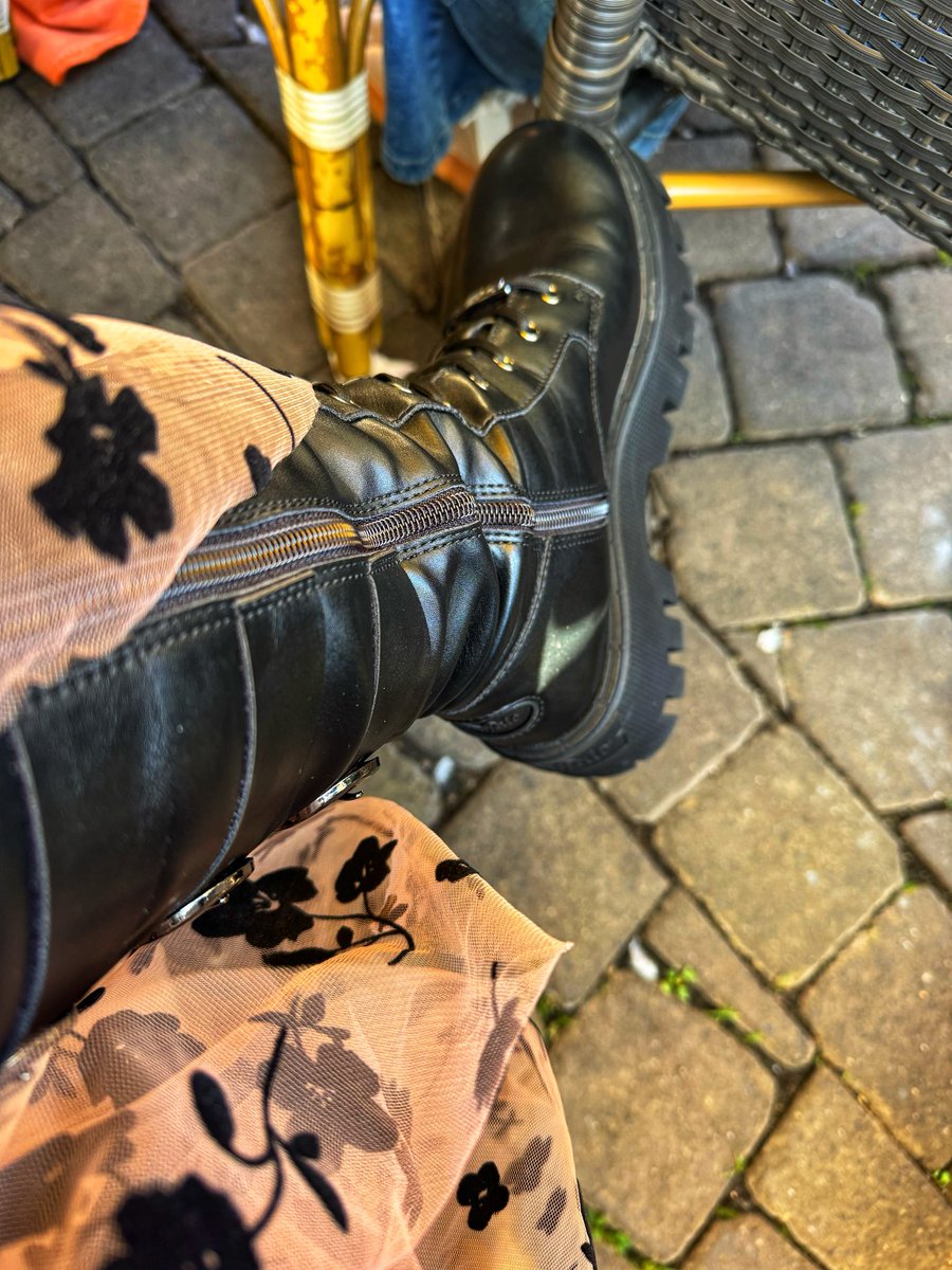 Glaub mir, wenn du dürftest, würdest du!
Aber du darfst nichts — außer der Göttin alles geben. Ohne Zögern.

#Findom #GoddessControl #macht #stiefelfetisch #PayAndObey 
<a href="/Brun0Parent/">BRUNO THE RT SUB</a> 

Stiefel Boots Göttin Zahlsucht