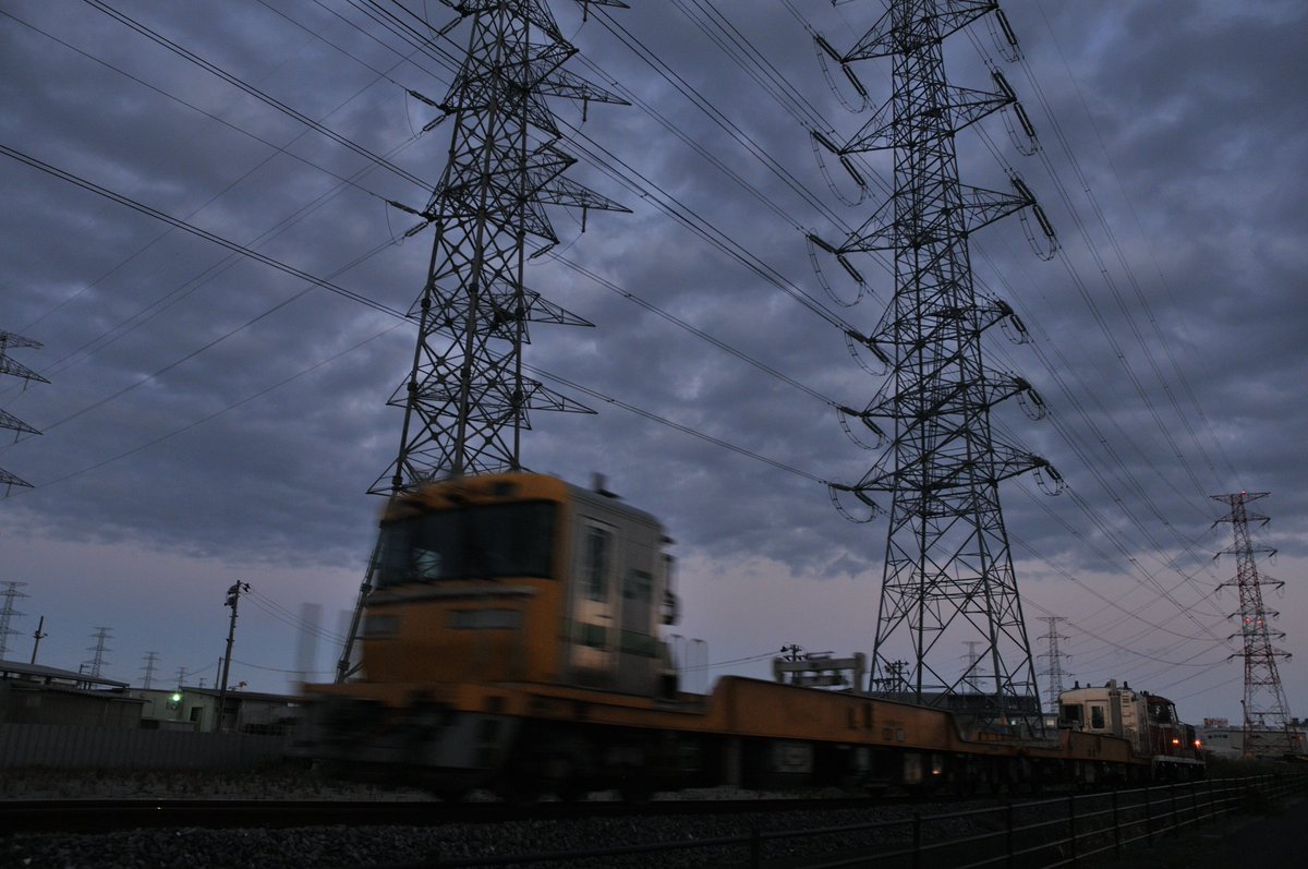 kumahanaya's tweet photo. 機関車四方山　#648

夕暮れにやって来たレールキハを回送する仙台臨海のDE65。DE10強化月間と言うことで仙台臨海のDE65もちゃんと撮りたかったんですが、木曜日にレールキハが送り込まれることが多いと読んでの撮影でした。17:00頃撮影。

2025年10月23日
#おはようトレイン #機関車四方山話 #DE65 https://t.co/QFEi4BasuE