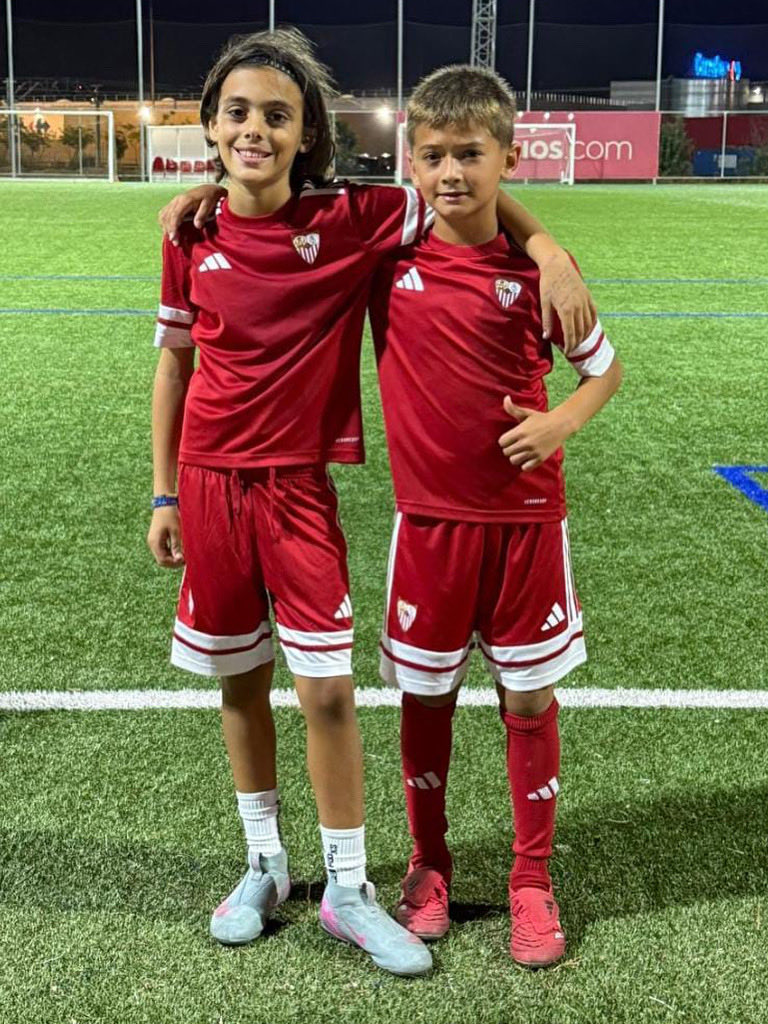 🙌⚽ ¡Nuestra cantera sigue brillando!

🤝🏻❤️ Hernán y Romeo, del Benjamín de Segunda Andaluza de Nervión, han tenido la oportunidad de entrenar con el Sevilla FC en unas pruebas de captación 

¡Orgullo total y ejemplo de esfuerzo y talento! 🔝✨