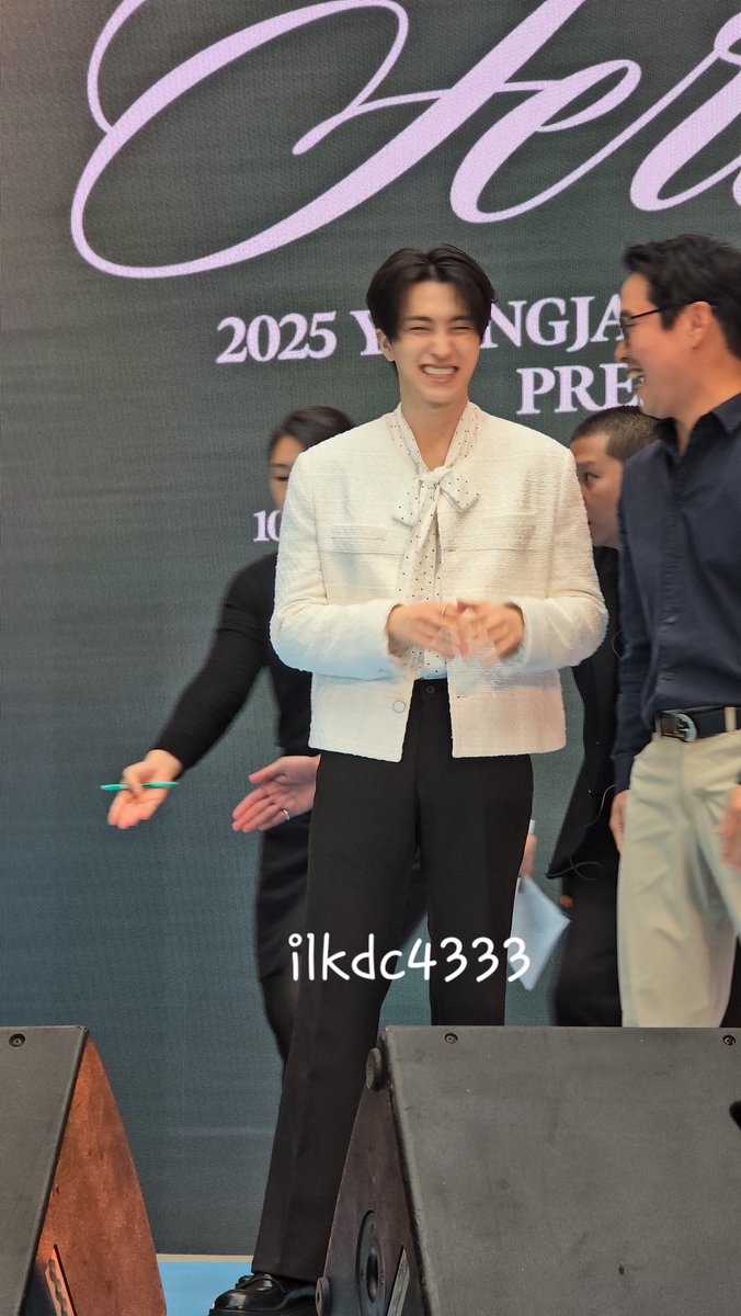 ilkdc4333's tweet image. แล้วดูยิ้มตอนเห็นพี่เคเจ ซนมาก 😆 #YoungjaeAsiaTourinBKK #Fermata_inBKK
#영재 #YOUNGJAE