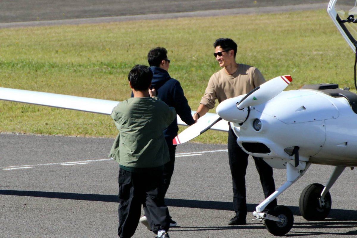 Kimi_RPP36's tweet photo. ファーストソロ無事飛ぶことができました！✈️

武者震いのような緊張感で臨みました

室屋さんをはじめ、教官の方々のご指導の賜物です

感謝の気持ちを持って今日はこの喜びを噛み締めたいと思います！

#RACEPILOTPROGRAM
#36
#airrace
#pilot
@Yoshi_MUROYA 
@lexus_airracing https://t.co/ZRHSSeNf5H