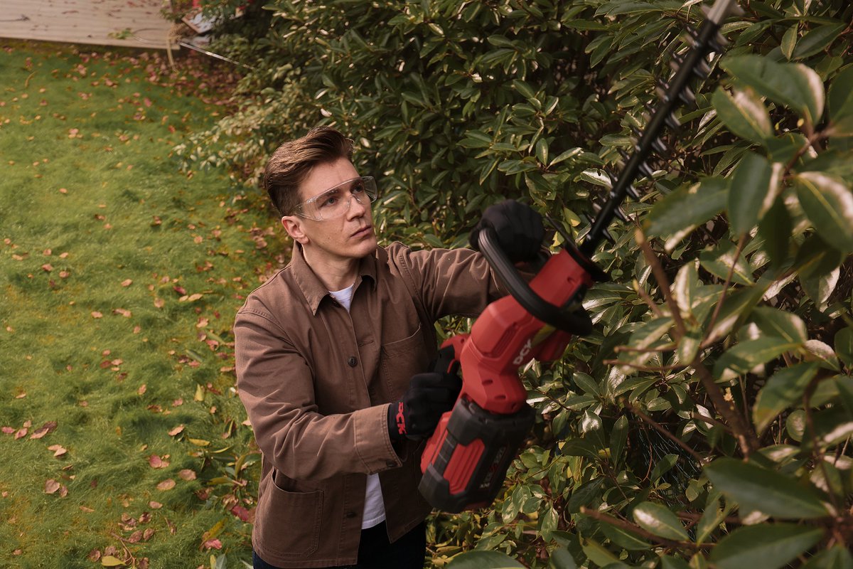 DCKTOOLS_EU's tweet photo. ⚡️Unleash the SUPERFUEL!
The DCK 58V Brushless Hedge Trimmer makes garden work fast, quiet &amp; effortless.
✅ 650mm laser-cut blades
✅ 5-position handle
✅ Anti-vibration design
✅ 58V brushless power
✅ One battery fits all tools
Trim smarter. Work easier. 🌿
#DCKTOOLS https://t.co/J7hwXVuGpe