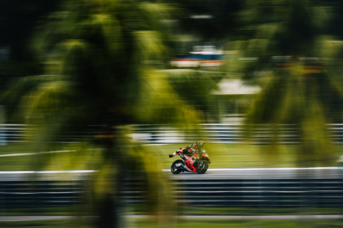 BradBinder_33's tweet photo. Tricky day today with the conditions but we’ve got good info to work with for tomorrow. Q1 up first 👊🇿🇦 @KTM_Racing https://t.co/aPZIjQLL5b