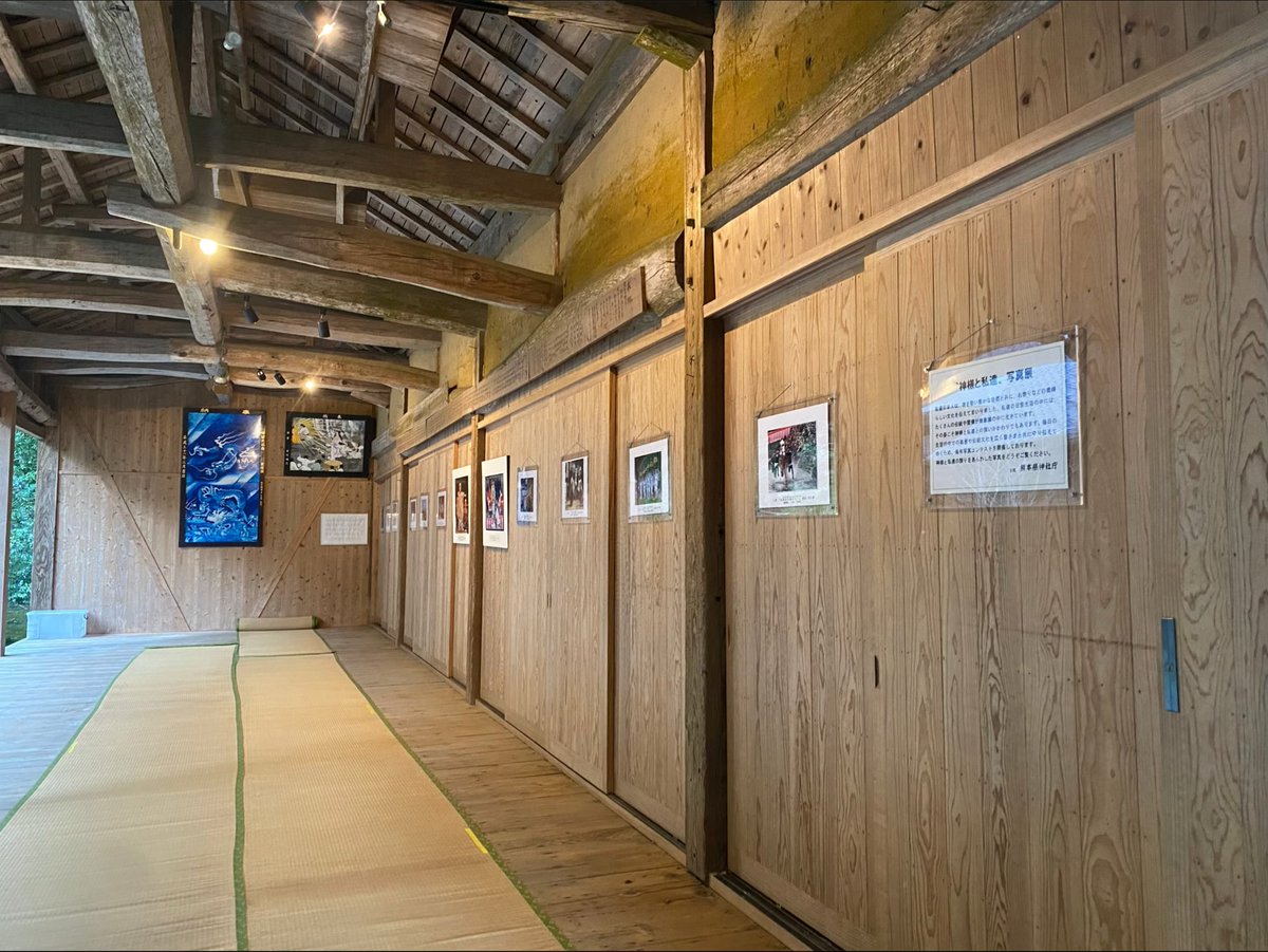 熊本県神社庁主催の写真コンテスト
【神様と私達】📷

今年の入選作品を、境内に展示しました✨
芸術の秋となりますので、是非、ご参拝の際にご覧ください。

籠所に展示していますので、お上り頂きご覧頂けます。

展示期間　10/24〜11/12

#彦嶽宮 #熊本県 #山鹿市 #彦岳 #花手水