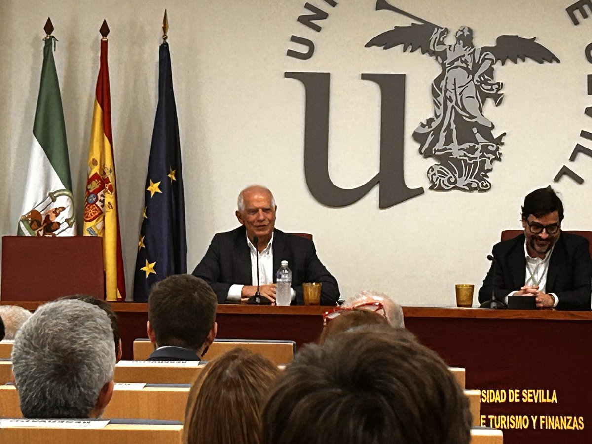 Manuj_Hidalgo's tweet image. Escuchando a @JosepBorrellF en la @unisevilla en la sesión de apertura de la Academia Andaluza de Ciencia Regional. 
Desorden mundial.