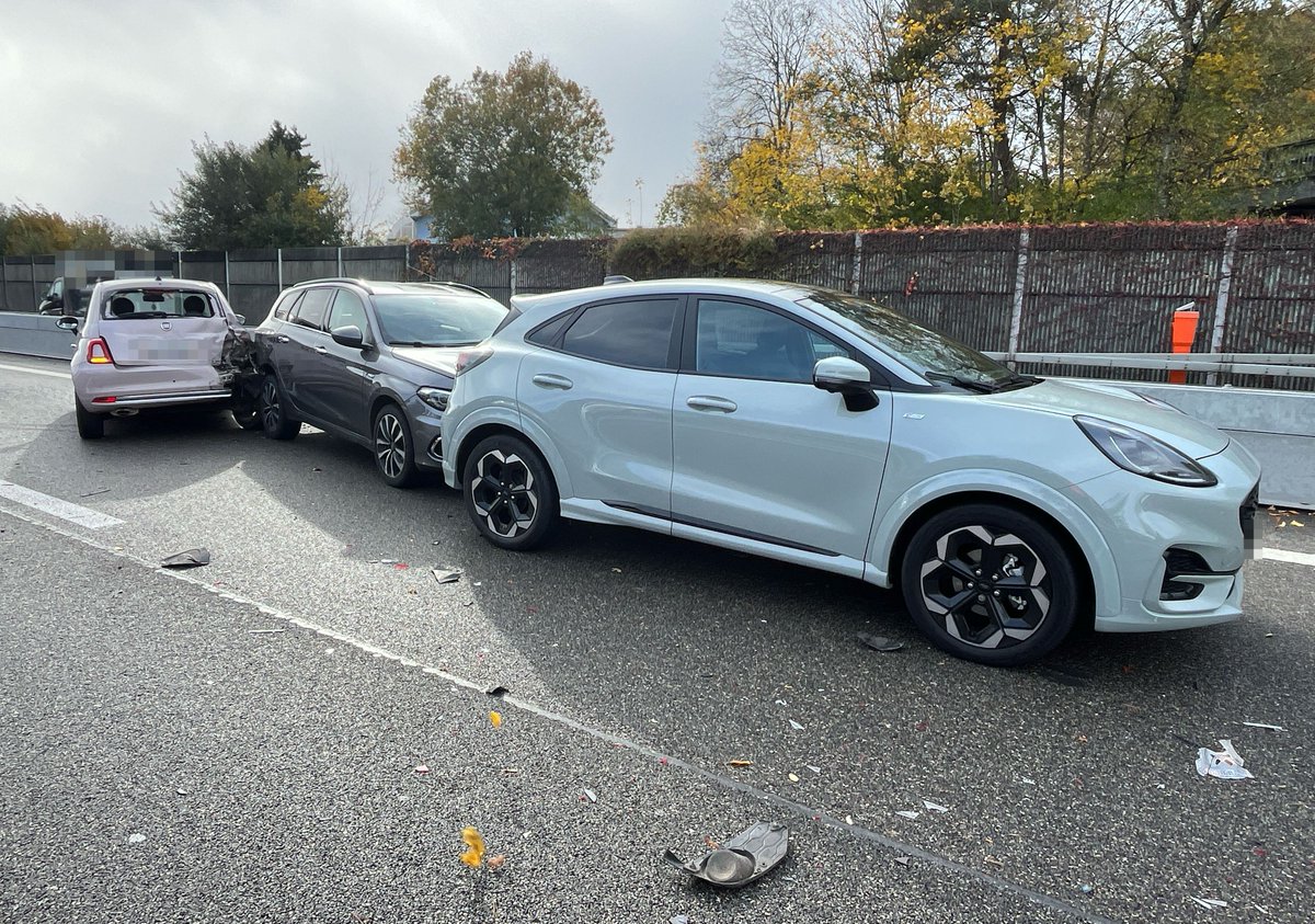 KapoSolothurn's tweet photo. #Autobahn A1 bei #Subingen: Auffahrunfall mit fünf beteiligten Fahrzeugen führt zu Ver-kehrsbehinderungen – eine Person leicht verletzt https://t.co/5yDfN3kzjZ https://t.co/vzUqSZS9fM