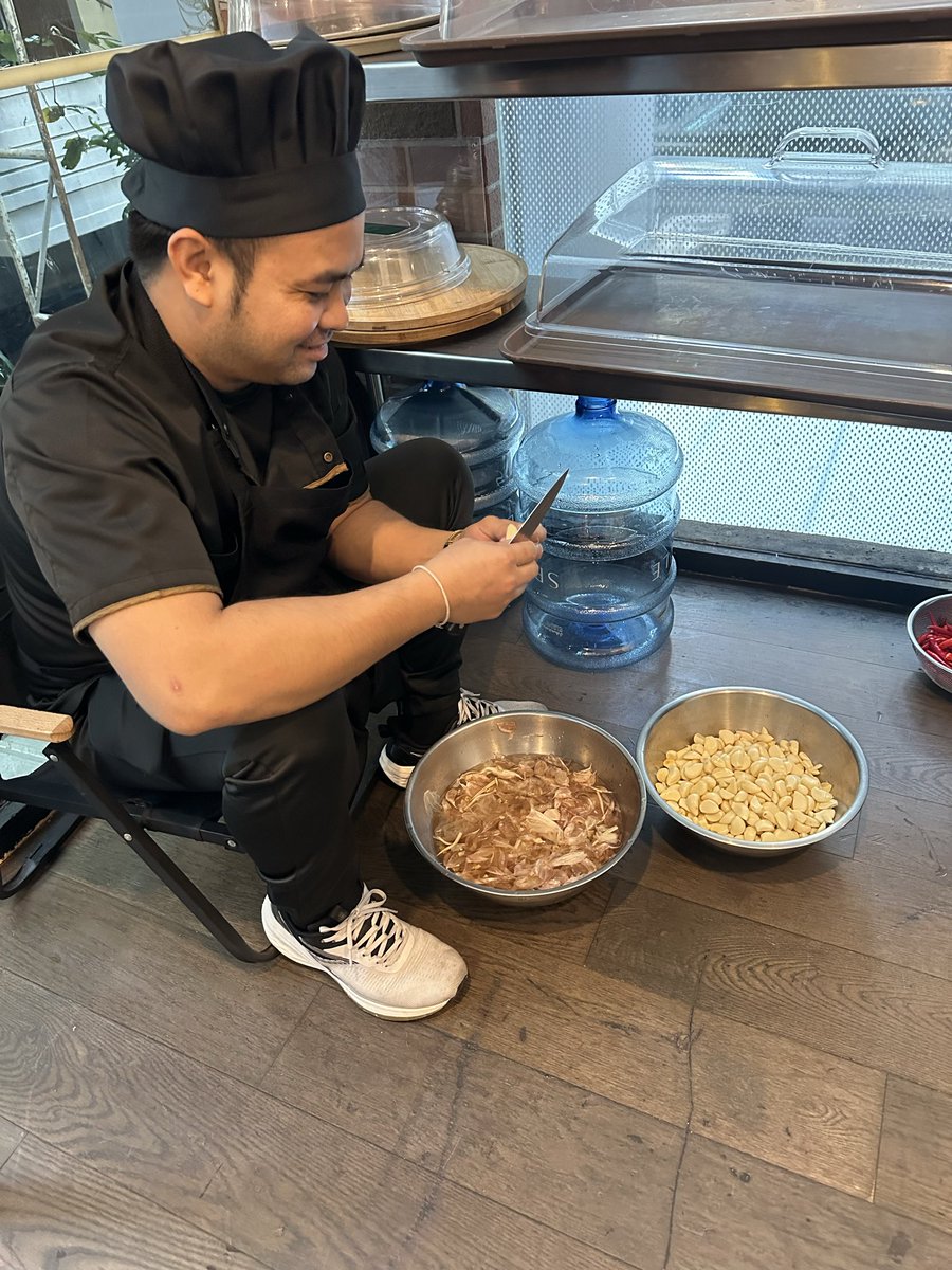 LJP987's tweet image. Spent some time today with the #chefs watching them do chef things, young chef making #carrot flowers, Chef Cheep making #lamb shanks and #brown gravy with red wine, last but not least peeling things. #Bangkok #restaurant life