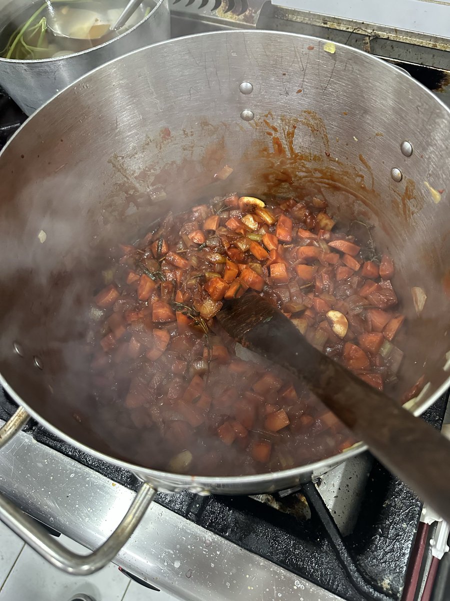 LJP987's tweet image. Spent some time today with the #chefs watching them do chef things, young chef making #carrot flowers, Chef Cheep making #lamb shanks and #brown gravy with red wine, last but not least peeling things. #Bangkok #restaurant life