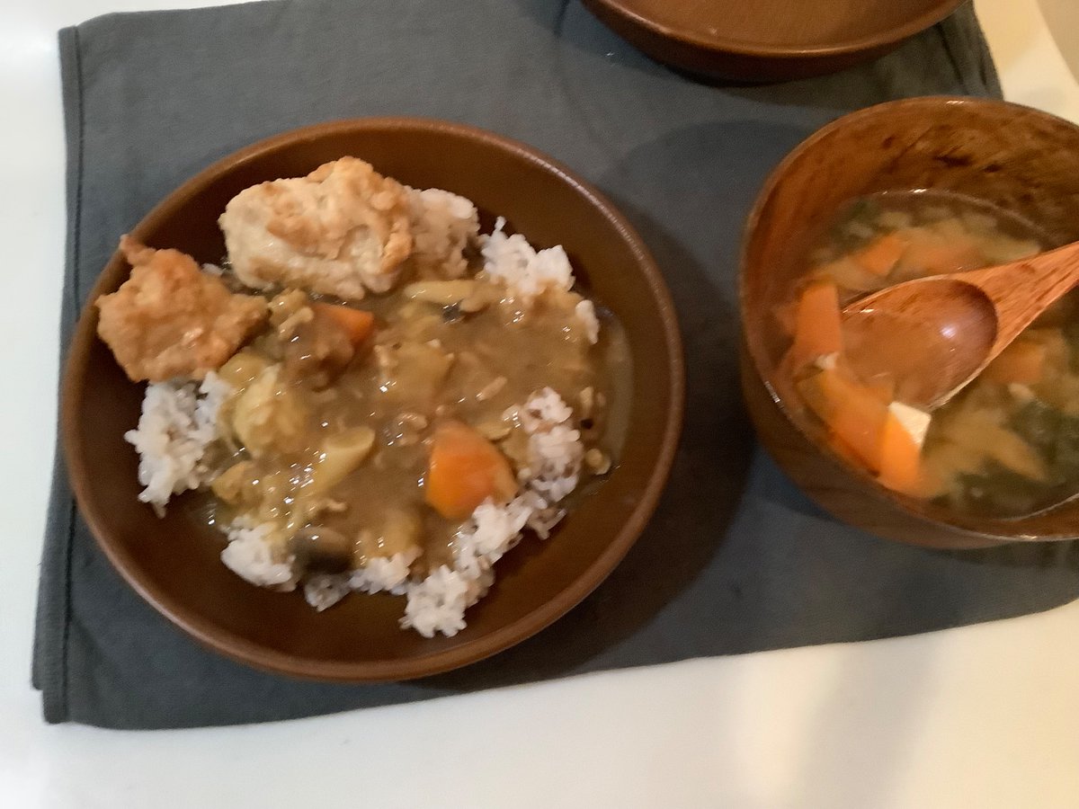 夕飯は週末恒例カレーと豚汁です。
カレーに唐揚げのトッピングをしました。
見て下さい！(デンデケデン♪)