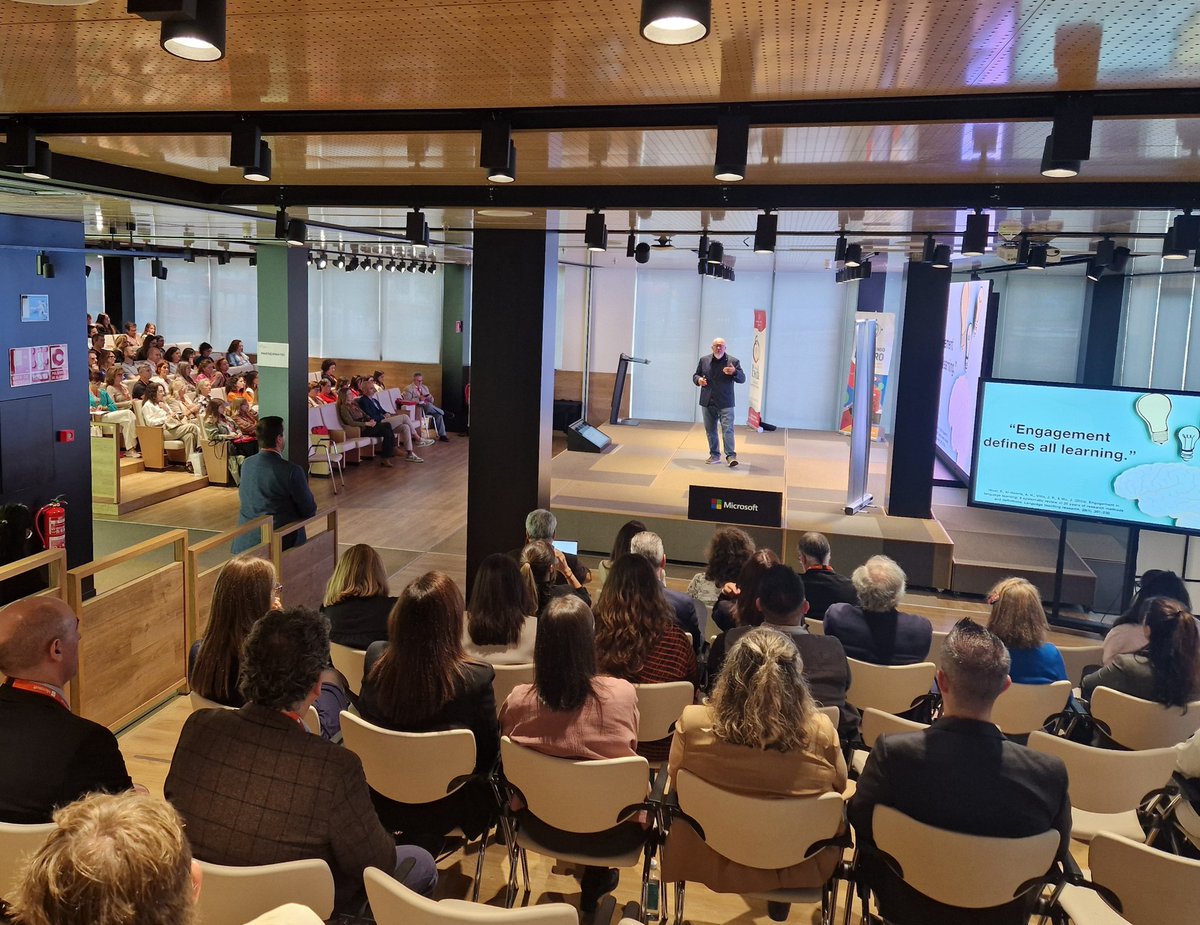 "El aprendizaje de idiomas será el ambito más afectado por la IA" <a href="/ftsaez/">Fernando Trujillo</a>, referente en innovacion educativa, resalta la labor docente como guía en el uso de la IA para optimizar ese aprendizaje, porque como dice <a href="/MicrosoftES/">Microsoft España</a> "No hay IA sin IH (Inteligencia Humana)" <a href="/BEDAspain/">BEDAspain</a>