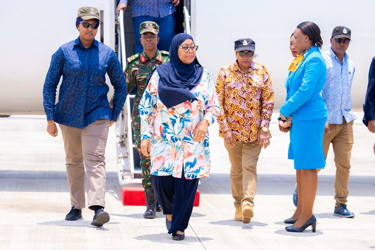 swahilitimes's tweet photo. Mgombea Urais wa Tanzania kupitia Chama Cha Mapinduzi (CCM), Dkt. Samia Suluhu amewasili katika Uwanja wa Ndege wa Abeid Amani Karume Visiwani Zanzibar kwa ajili ya mkutano wa kampeni za uchaguzi mkuu Uwanja wa Mnazi mmoja leo Oktoba 24, 2025. https://t.co/yZbY1rvtyu