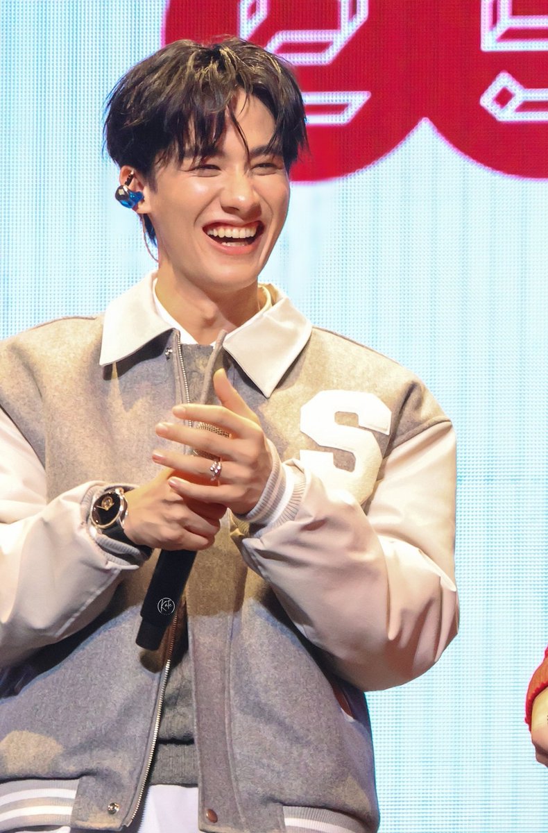 ดวงตะวันที่เติบโตมาอย่างดี สร้างความสุขให้คนที่ได้รู้จัก ได้รัก ได้ฮีลใจ เป็นความใจดีของโลกใบนี้ที่มีเธอเกิดมาเลย รักมากๆนะครับ 🤟
#Tawan_V <a href="/Tawan_V/">เทย์ทาวาฬ</a>