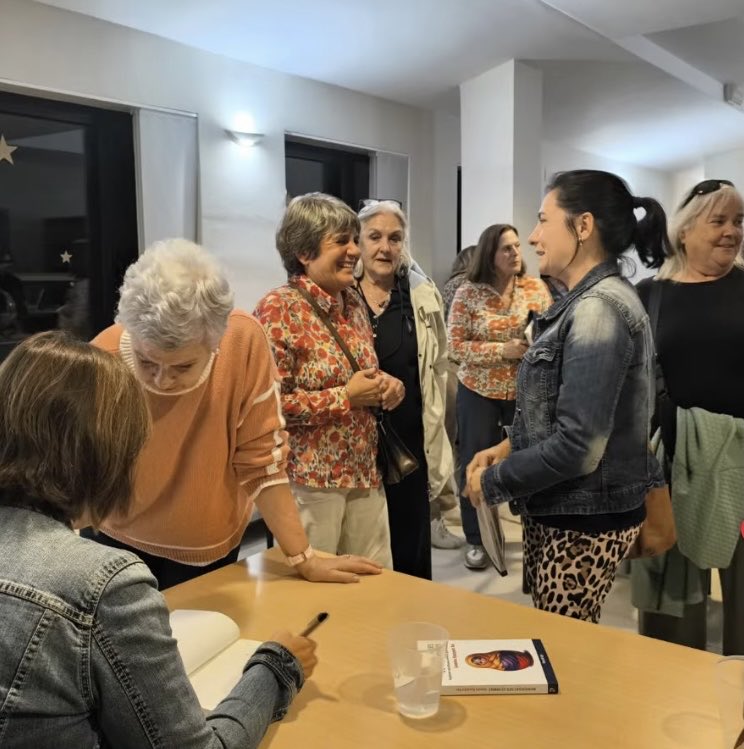 Moltes gràcies a la biblioteca  <a href="/Aj_SantPere/">Ajuntament de Sant Pere Pescador</a> per l’acollida ahir al vespre de les 🪆📚😍 <a href="/LlibresdelSegle/">Llibres del Segle</a> i al públic per compartir les seves històries personals. Merci Marie Montserrat Trafach Moñino ❤️ perquè és a Sant Pere on vaig obrir la matrioixca de la teva mare