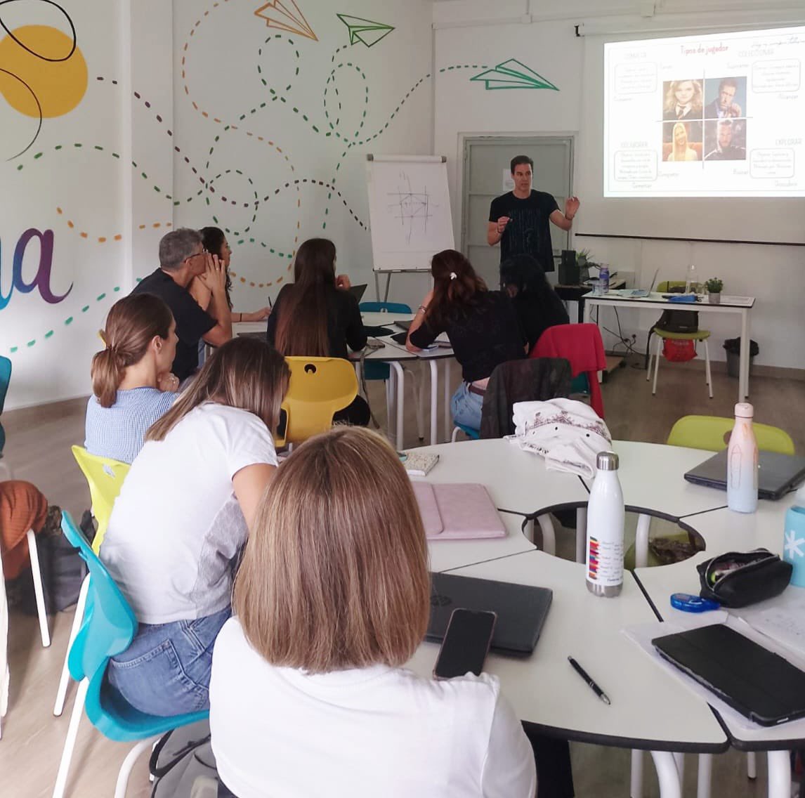 MedialabUGR's tweet image. 🎮 Dos jornadas inspiradoras en el @CEPdeCadiz con Isaac Pérez: Gamificación: convierte el aprendizaje en una aventura.

Ideas, motivación y nuevas formas de enseñar jugando. 🚀📚
#FormaciónDocente #Gamificación #InnovaciónEducativa