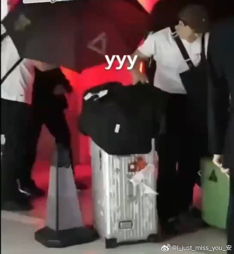 캐리어틀린그림찾기해보실분 

그러니까지금 연상랑연하가같이잇을때마다 부정하는누님들한테 보란듯이은색캐리어로 응아니야ㅋㅋ<를시전하신거라는거죠