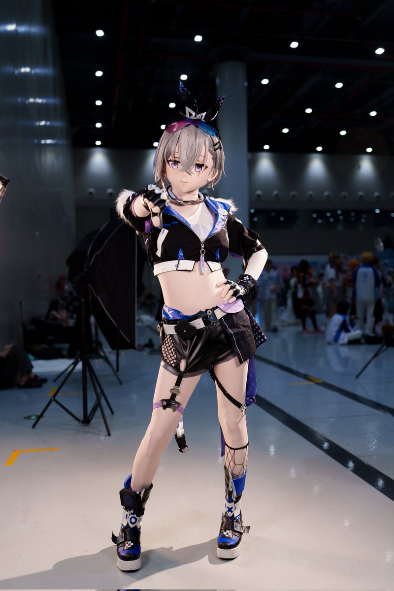 唉，小灰毛，太逊了
📷:<a href="/l_ee_e9/">LeeE</a> 
头壳:<a href="/BHYrenxing/">Kigurumi不还原人形</a> 
#HonkaiStarRail #kigurumi #SilverWolf