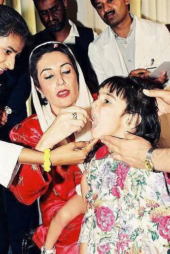 ADfarooqBhh's tweet image. In 1994. Shaheed BB Herself Give polio drops to her little itty bee @BakhtawarBZ
She launched Pakistan’s first nationwide polio eradication campaign.
#PolioFreePakistan