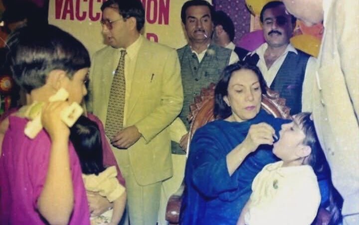 ADfarooqBhh's tweet image. In 1994. Shaheed BB Herself Give polio drops to her little itty bee @BakhtawarBZ
She launched Pakistan’s first nationwide polio eradication campaign.
#PolioFreePakistan