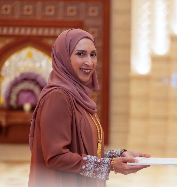 AolomOman's tweet image. 📌 🧕🏻دكتورة عُمانية ليست وزيرة.. ولا سفيرة 
لكنها  أول امرأة عربية تصل إلى منصبٍ لم يسبقها إليه أحد !🇴🇲

رفعت اسم عُمان في أكبر محافل الطب العالمي،
وتوّجت مؤخرًا بتكريمٍ من السيدة الجليلة حرم جلالة السلطان 👑.

معلومة اليوم 🔜⏳